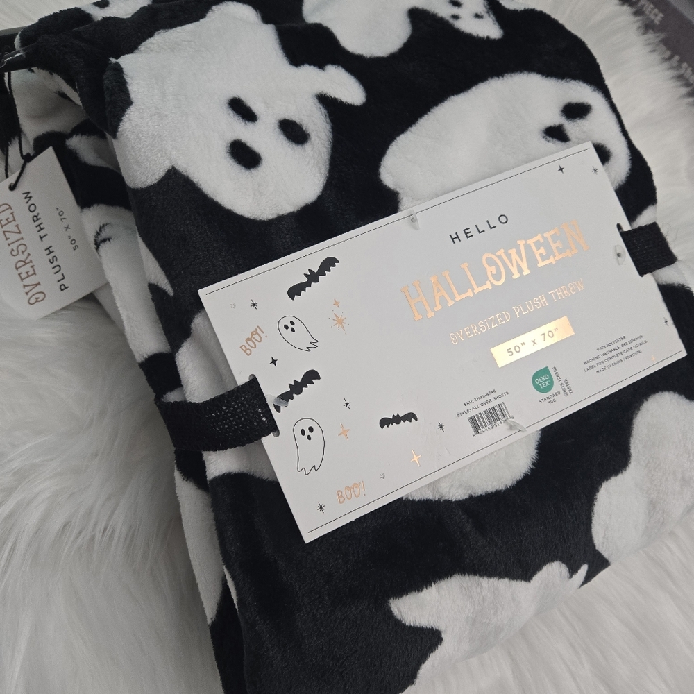 Halloween Oversized Plush Back And White Ghost Blanket - Picture 7 of 9